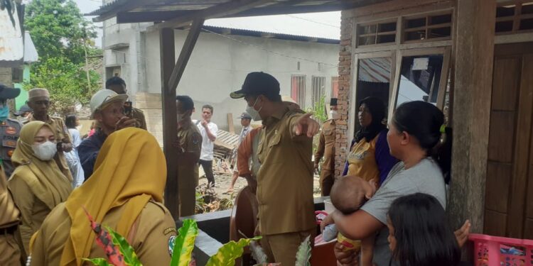 Didampingi Istri, Bupati Sachrul Tinjau Langsung Bencana Banjir Desa Motongkad