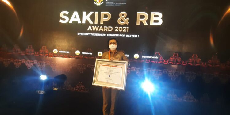 Bupati Yasti Terima Penghargaan SAKIP dari Kementerian RB