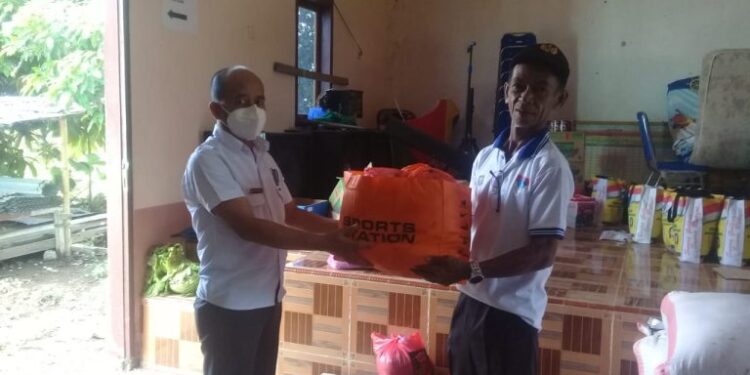 Peduli, Dispora Boltim Salurkan Bantuan Kepada Korban Banjir Desa Motongkad 