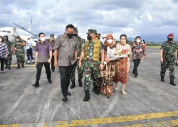Jenderal Dudung Disambut Tarian Pisok dan Pakai Baju Adat Kabasaran di Manado