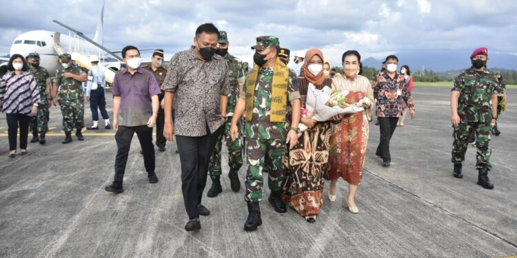 Jenderal Dudung Disambut Tarian Pisok dan Pakai Baju Adat Kabasaran di Manado