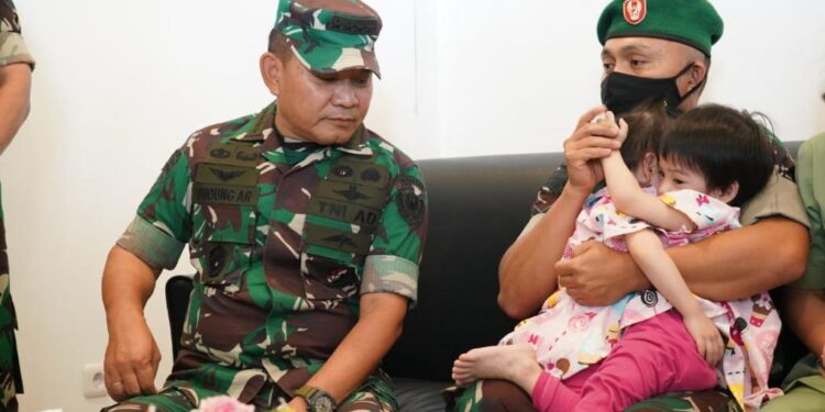 Serda Fredrik Haru Putri Kembar Siamnya Dijenguk KSAD