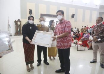 Gadis Cantik Boltim ini Terima Penghargaan di Hari Kartini Tahun 2022