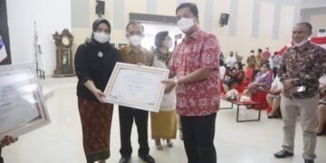 Gadis Cantik Boltim ini Terima Penghargaan di Hari Kartini Tahun 2022