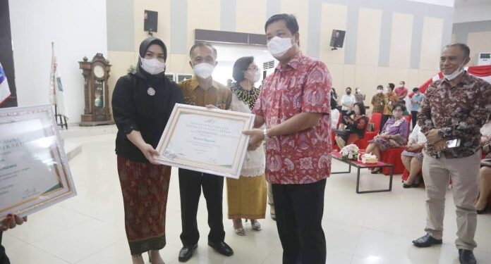 Gadis Cantik Boltim ini Terima Penghargaan di Hari Kartini Tahun 2022