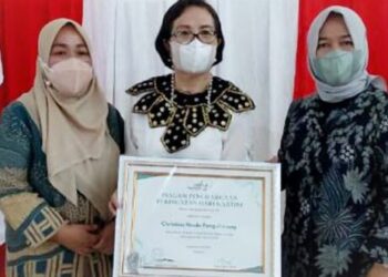 Pendeta Raintama Terima Penghargaan di Peringatan Hari Kartini Tahun 2022