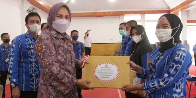 Tatong Bara Serahkan SPPDT PBB Perdesaan dan Perkotaan dan DHKP Tahun 2022