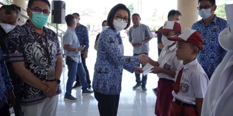 Bupati Bolmong Serahkan Bantuan Studi PT JRBM Kepada Pelajar dan Mahasiswa