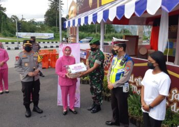 Kapolda Bersama Ketua PD Bhayangkari Sulut Tinjau Pos Lebaran di Bitung dan Berikan Bantuan