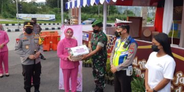 Kapolda Bersama Ketua PD Bhayangkari Sulut Tinjau Pos Lebaran di Bitung dan Berikan Bantuan