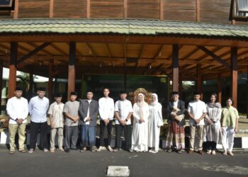 Danrem Brigjen TNI Mukhlis Sholat Ied di Lapangan Makorem 131/Santiago