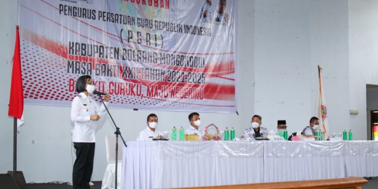 Kukuhkan Pengurus PGRI Kabupaten, Yasti: Guru Aset Berharga Bangsa