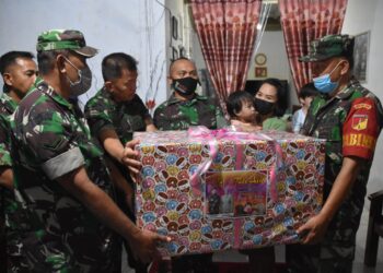 KSAD Jenderal Dudung Beri Tali Asih untuk Kembar Siam Joana dan Jofelin