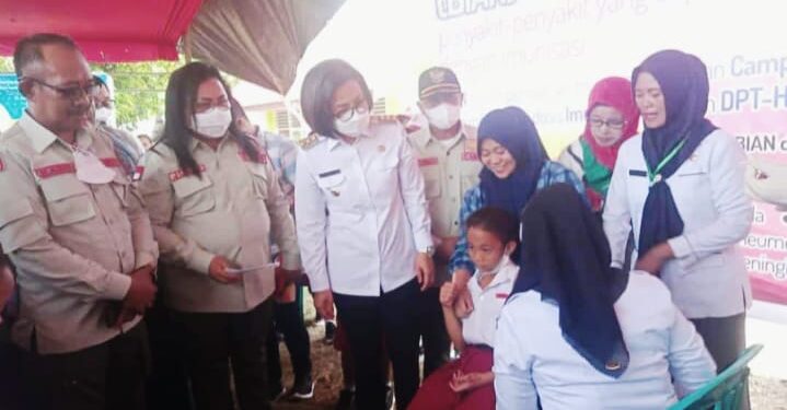 Bupati Pantau Langsung Kegiatan Imunisasi Anak Nasional di Desa Bilalang Tiga