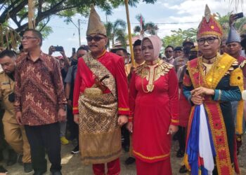 Bupati Limi Mokodompit Dijemput Secara Adat
