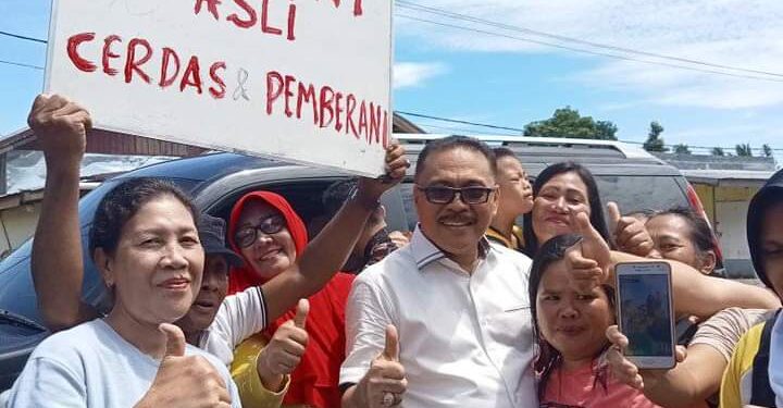 Jemput Penjabat Bupati Bolmong, Ribuan Warga Padati Perbatasan Poigar-Minsel