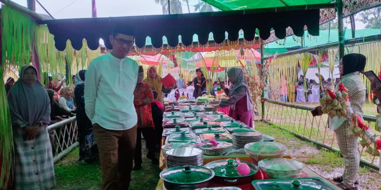 Hadiri Gebyar Ketupat di Milangodaa Utara, Zulkarnain Kamaru: Kearifan Lokal Harus Dilestarikan