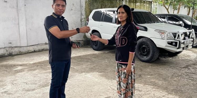 Bupati Sachrul Kembalikan Mobil Landcruiser Prado Milik Yasti