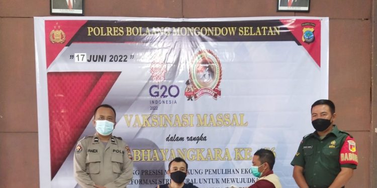 Peringati HUT Bhayangkara Polri ke-76, Polres Bolsel Gelar Vaksinasi Massal