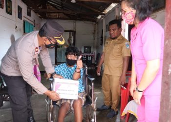 Sambut HUT Bhayangkara Polri Ke-76, Polres Bolsel Bagikan Sembako kepada Lansia dan Penyandang Disabilitas