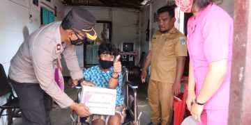 Sambut HUT Bhayangkara Polri Ke-76, Polres Bolsel Bagikan Sembako kepada Lansia dan Penyandang Disabilitas