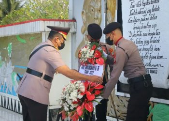 Wakapolda Sulut Pimpin Ziarah TMP dan Tabur Bunga di Laut