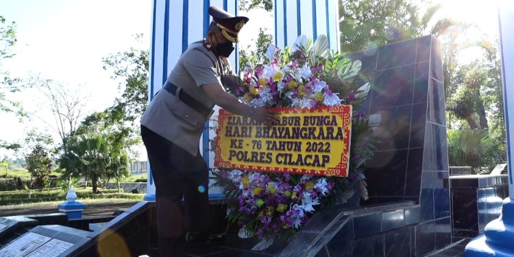 Hari Bhayangkara ke-76, Polres Cilacap Ziarah ke TMP Surengrono Cilacap