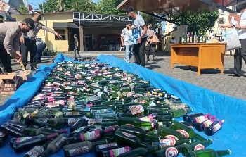 Polresta Manado Musnahkan Babuk Miras di Momen HUT Bhayangkara ke-76