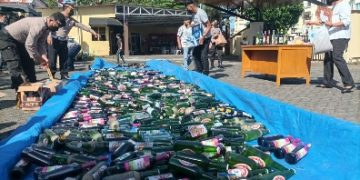 Polresta Manado Musnahkan Babuk Miras di Momen HUT Bhayangkara ke-76