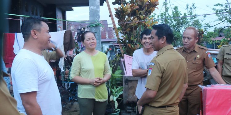 Bupati Sachrul Serahkan Bantuan kepada Korban Kebakaran Desa Atoga Timur