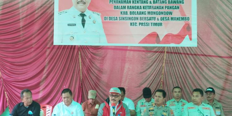 Bupati Bolmong Tanam dan Panen Hasil Bumi di Kecamatan Passi Timur
