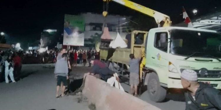 Tim Terpadu Relokasi Pasar Tutup Akses ke Pasar Serasi dengan Dilingkari Barrier Beton