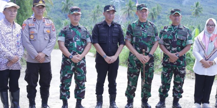 Bupati Boltim dan Danrem 131 Santiago Resmikan Jalan Perkebunan di Desa Motongkad