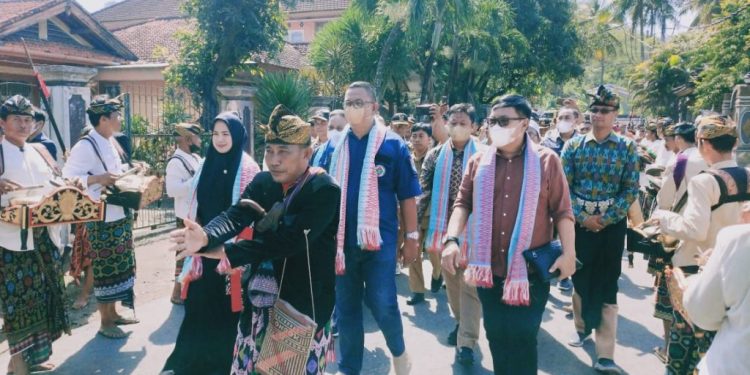 Tiba di Lombok Selatan, Rombongan Sangadi di Boltim Disambut Tarian Adat
