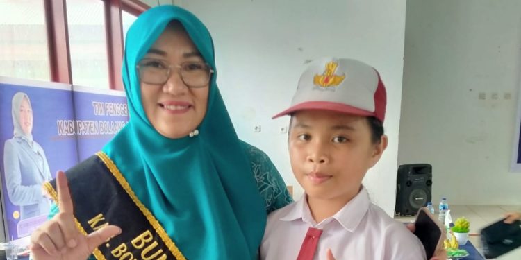 Raih Juara Lomba Literasi, Seska Berikan Penghargaan kepada Lionyta Lombogia