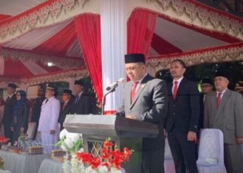 Dengan Suara Lantang, Ketua DPRD Bacakan Naskah Proklamasi