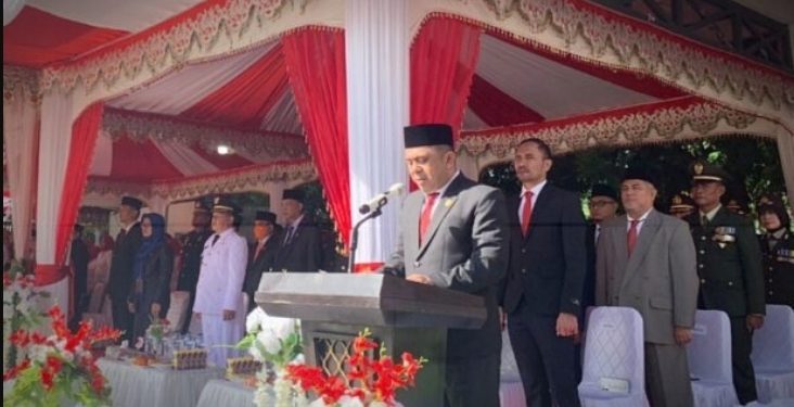 Dengan Suara Lantang, Ketua DPRD Bacakan Naskah Proklamasi
