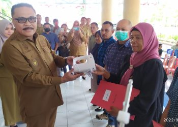 Salurkan Bantuan, Bupati Limi Mokodompit: Jangan Menjual Kepada Pihak Lain