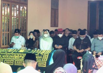 Didampingi Bupati Limi Mokodompit, Wagub Sulut Hadiri Pemakaman Anggota DPRD Bolmong