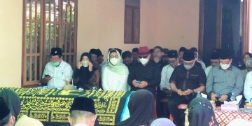 Didampingi Bupati Limi Mokodompit, Wagub Sulut Hadiri Pemakaman Anggota DPRD Bolmong