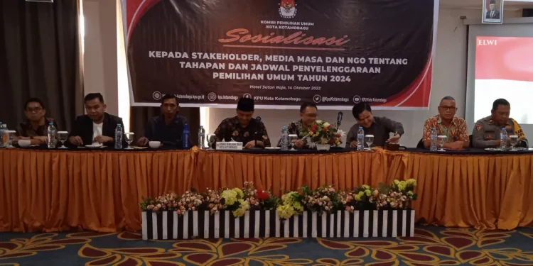 Asisten I Tedi Makalalag Hadiri Sosialisasi Tahapan Pemilu oleh KPU Kotamobagu