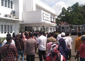 Ratusan Pendemo Dari Desa Bilalang Satu Tuntut Pemilihan Ulang di Empat TPS