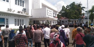 Ratusan Pendemo Dari Desa Bilalang Satu Tuntut Pemilihan Ulang di Empat TPS