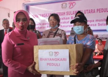 Ketua PD Bhayangkari Sulut Kunjungi dan Berikan Bantuan bagi Korban Kebakaran Pasar 54 Amurang