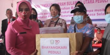 Ketua PD Bhayangkari Sulut Kunjungi dan Berikan Bantuan bagi Korban Kebakaran Pasar 54 Amurang