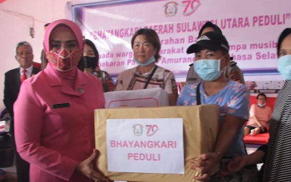 Ketua PD Bhayangkari Sulut Kunjungi dan Berikan Bantuan bagi Korban Kebakaran Pasar 54 Amurang