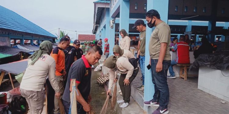 Meriahkan HUT TNI, Pemkot Bersama Kodim 1303 dan Polres Kotamobagu Gelar Kerja Bakti di Pasar Genggulang