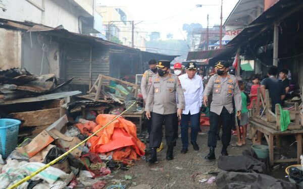 Kapolda Sulut Bersama Forkopimda Minsel Tinjau Lokasi Kebakaran Pasar 54 Amurang