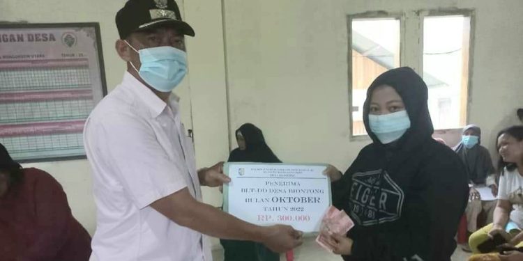 Pemerintah Desa Biontong Serahkan BLT DD Oktober 2022.