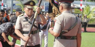 Irjen Pol Setyo Budiyanto Terima Pataka Polda Sulut dari Irjen Pol Mulyatno